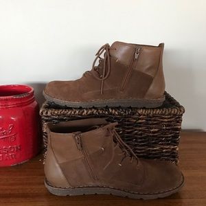 Clarks tan leather “Tamitha” low bootie